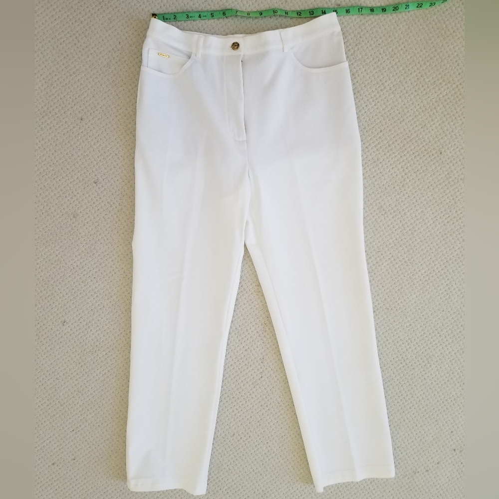 NWT St. John Sport Essentials White Slim Fit Twill Pant. Size 12.
